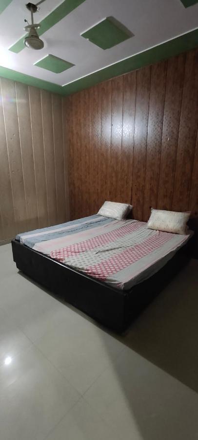 Appartement Radha Madhav à Vrindāvan Extérieur photo
